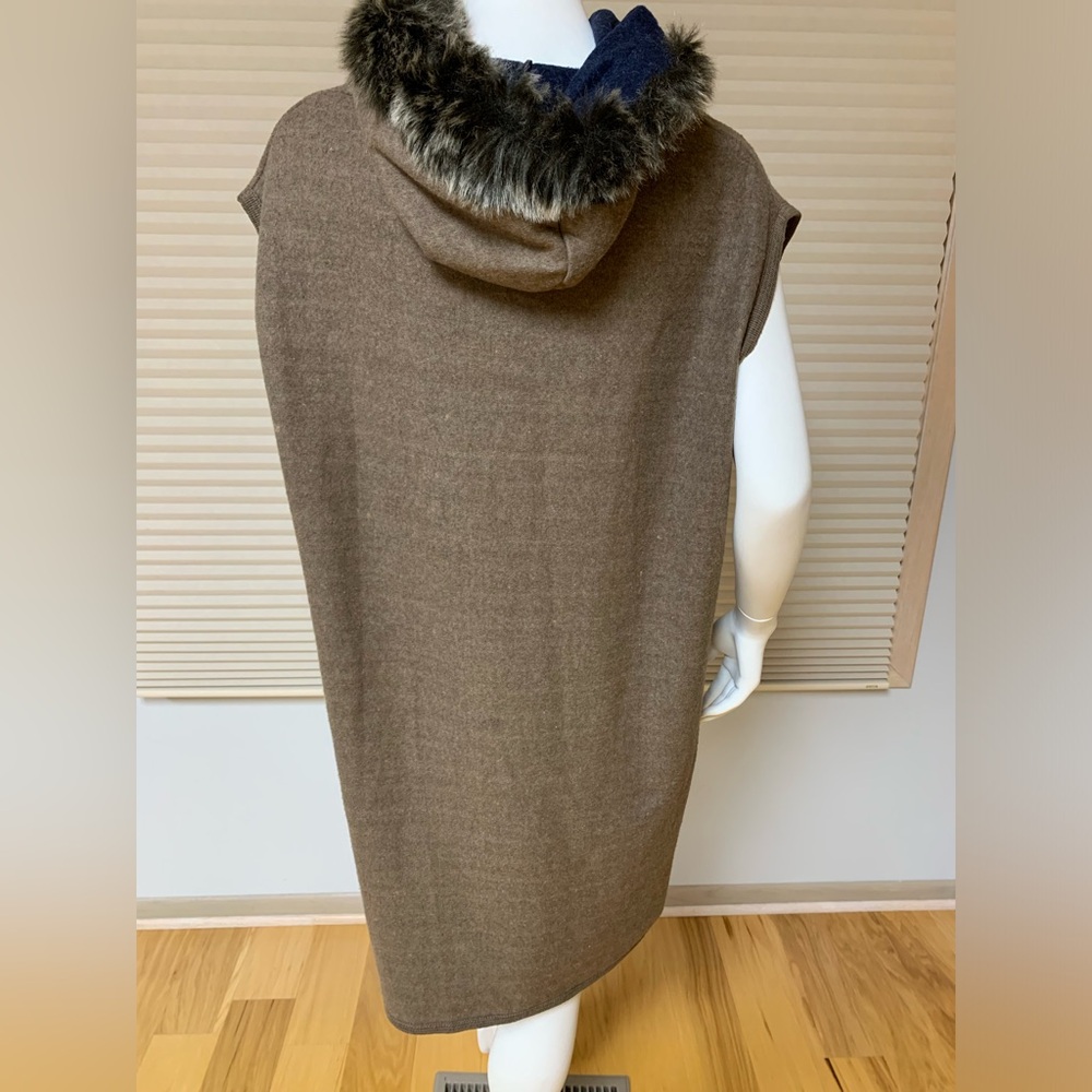NWT Crosstree Lane jacket/Vest Pockets Faux Fur trim on hood One Size Tan / Navy